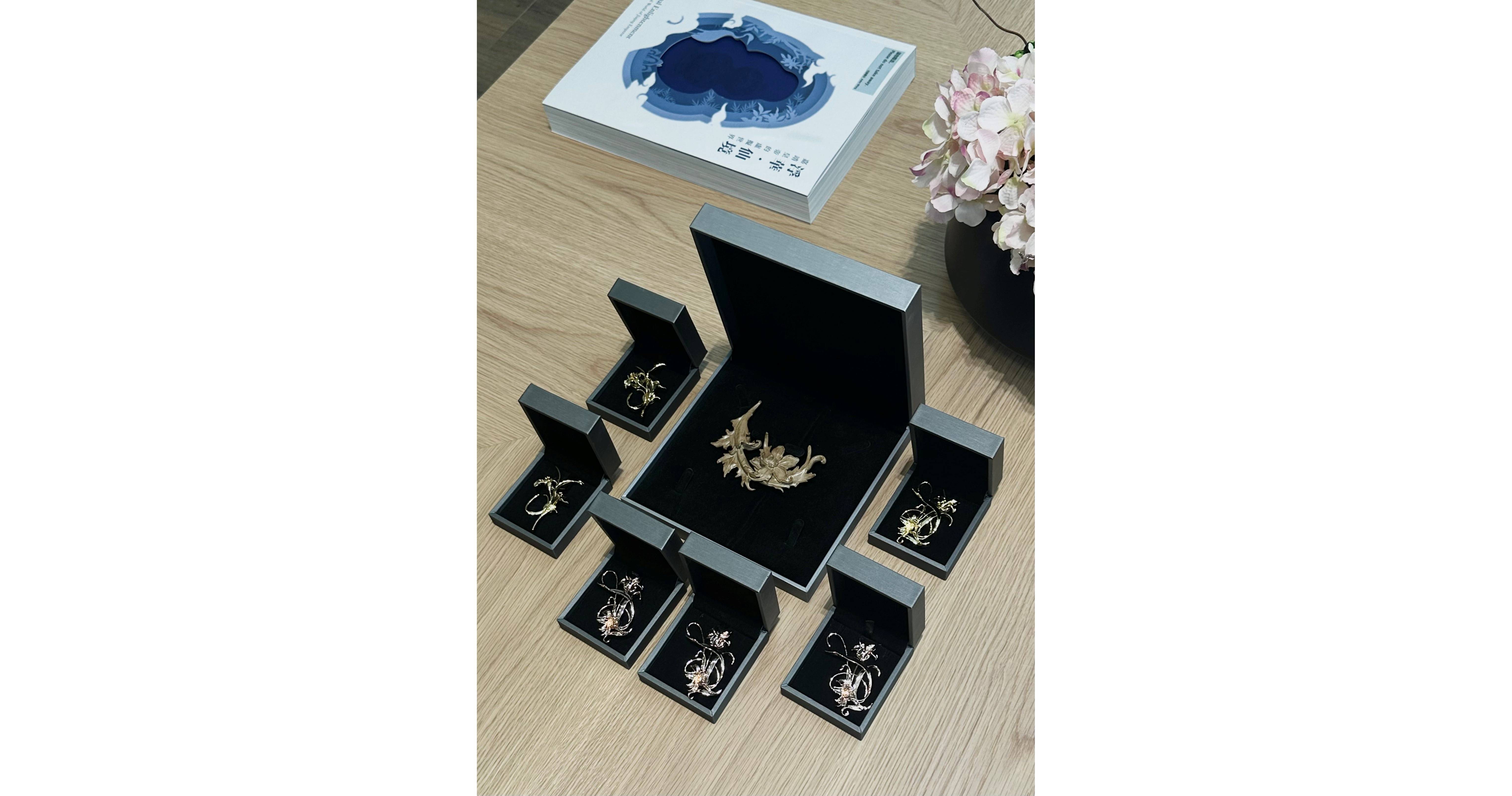 Distinguished SFT alumna Ms Tsang On-ting, founder of Gnastiy.com, created Bauhinia brooches using three-dimensional printing technology, combining advanced manufacturing techniques with a symbol of Chinese culture and adding a fashion-tech highlight to the National Day collection.