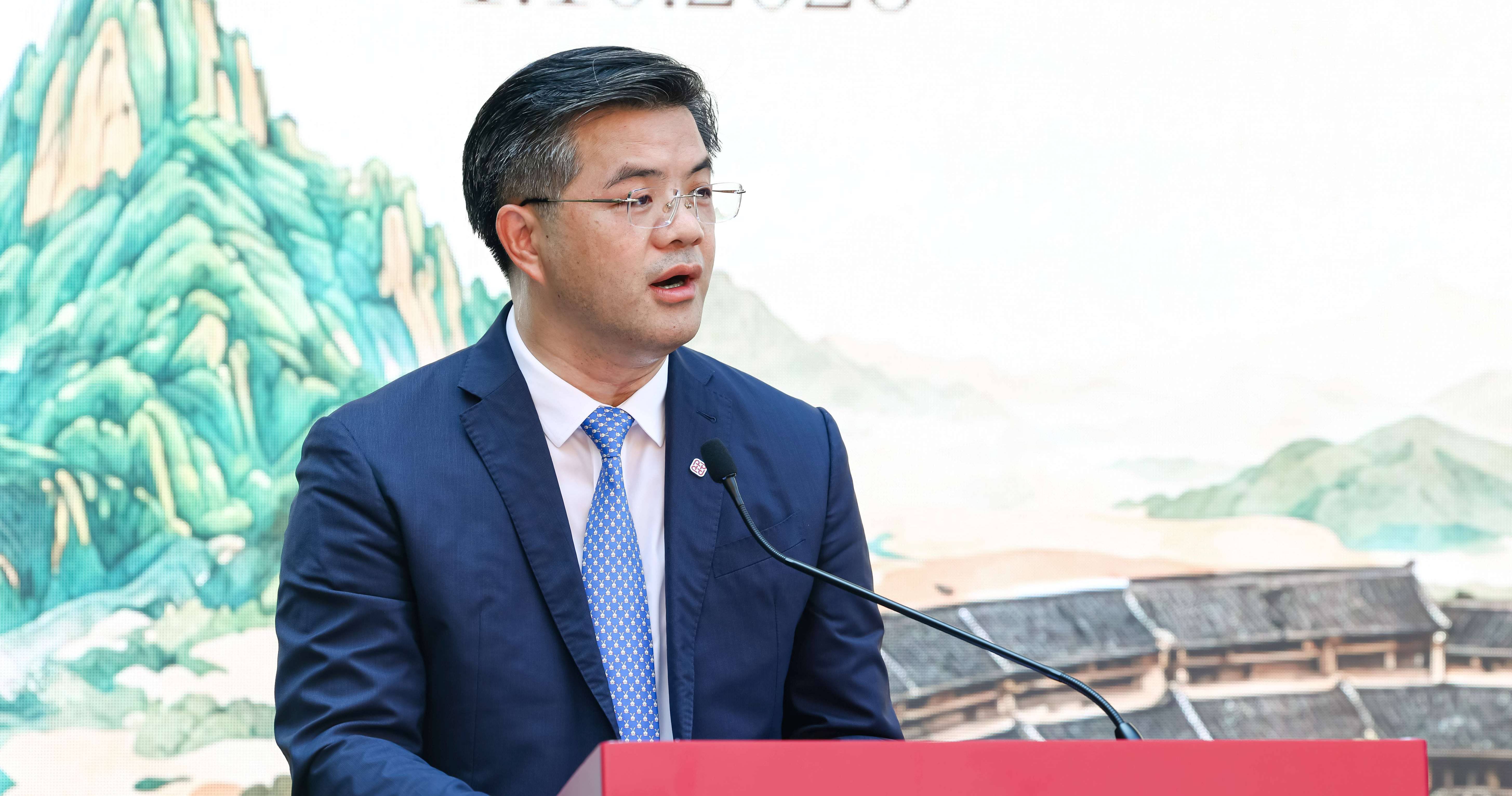 Mr Lai Jianhua, Member of the Standing Committee of the CPC Huizhou Municipal Committee, Chairman of Huizhou Overseas Friendship Association, said the launch of this Showcase at PolyU stemmed from the solid foundation of cooperation between the University and the local community, and looked forward to further expanding practical cooperation with PolyU in areas including Hakka culture research, the digital preservation of intangible cultural heritage, and youth exchange.