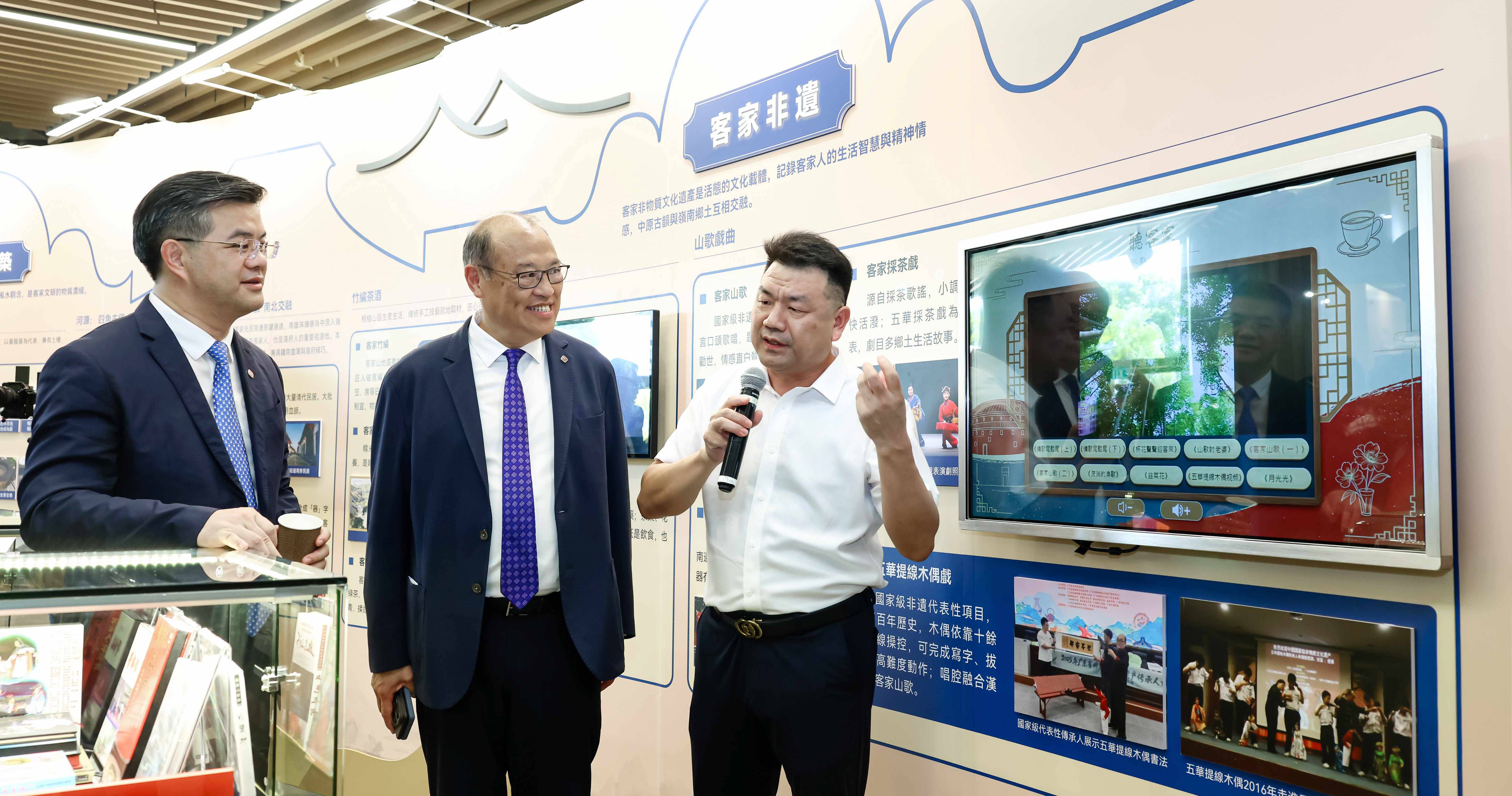Guests visited the “Exhibition on the History, Culture, and Prominent Figures of Hakka in the Greater Bay Area” and learned about Hakka heritage.
