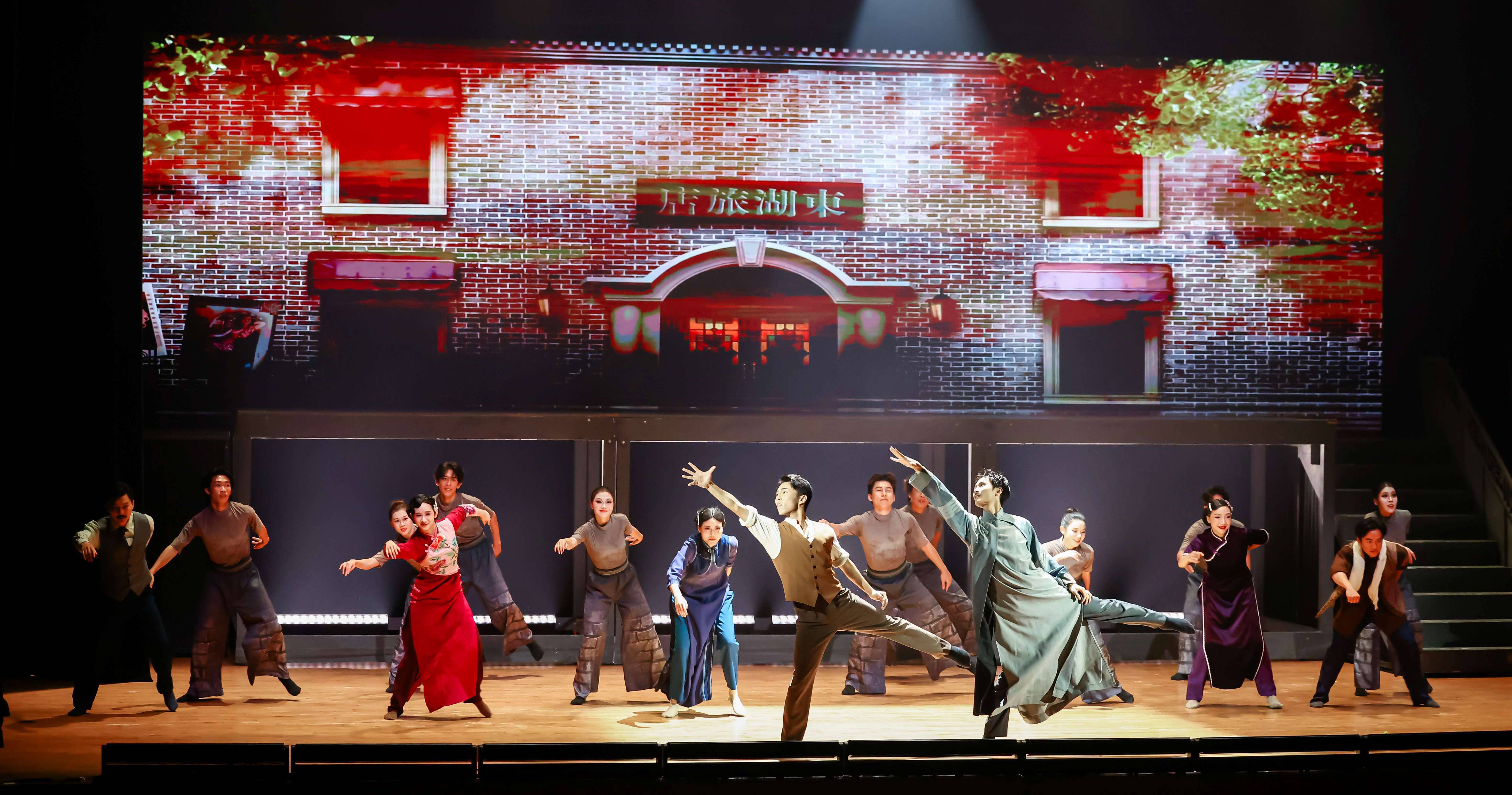 Huizhou Song and Dance Theatre performed the original dance drama “1942 Through the Blockade Line”, presenting on stage the rescue operation undertaken during the period of the Japanese occupation that renowned literary figure Mao Dun hailed as the greatest endeavour in the War of Resistance.