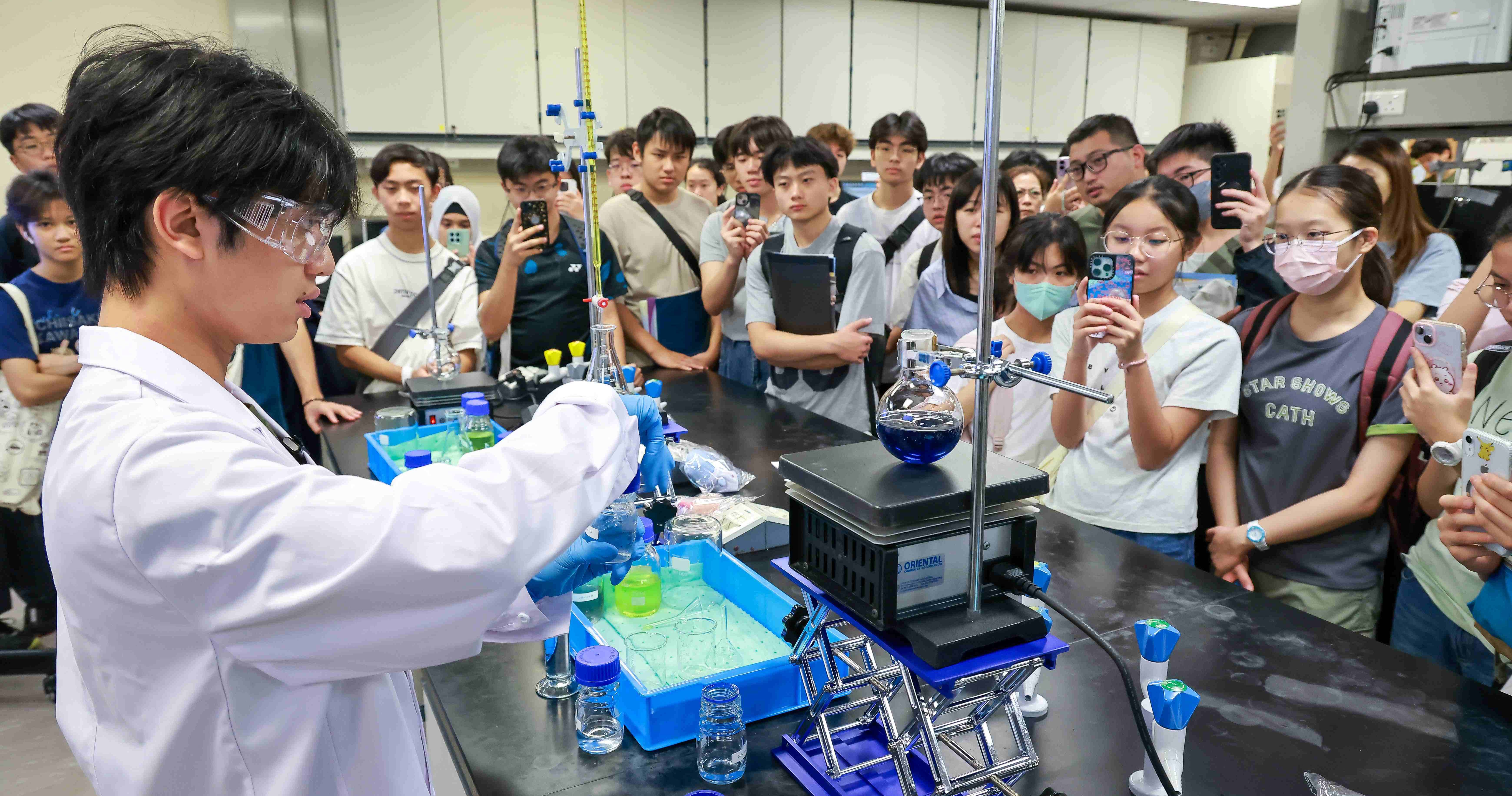 Faculties, schools and departments organised guided tours of their teaching facilities and laboratories.