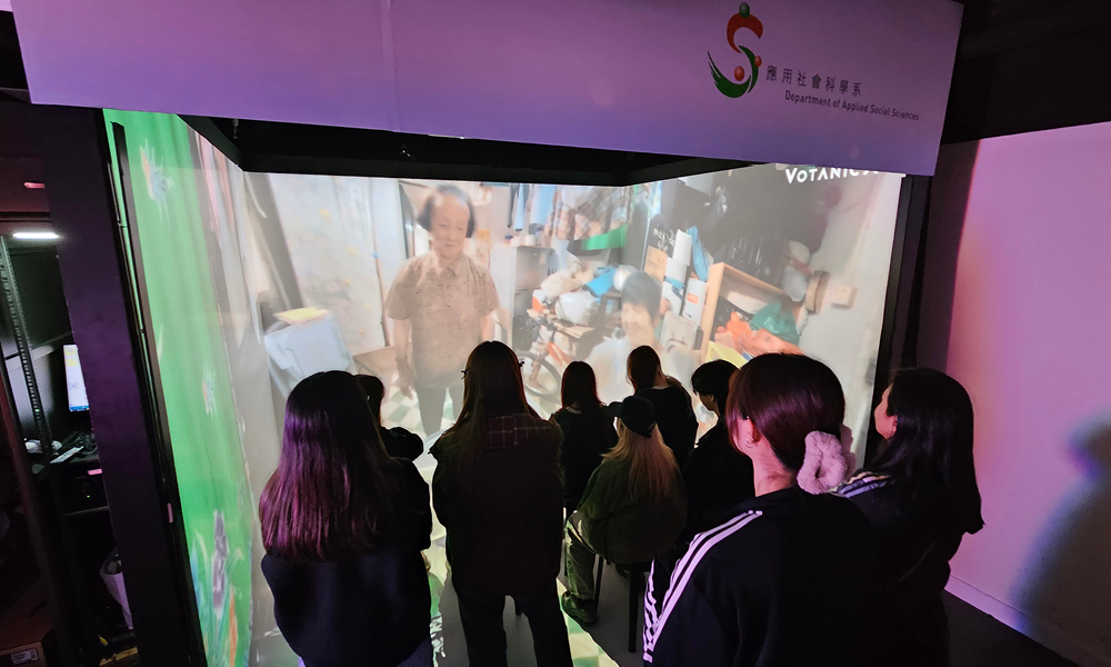 student helper demonstrating immersive technology on information day