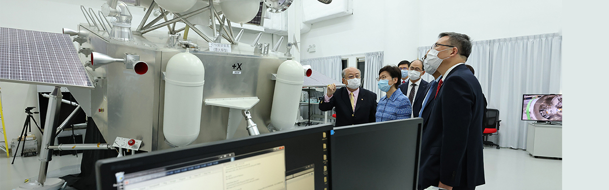 Chief Executive visits PolyU’s space and advanced materials laboratories