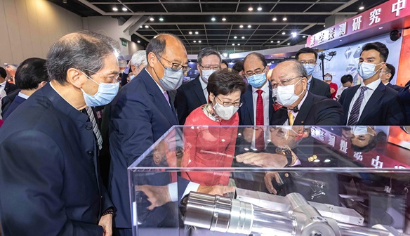 Chief Executive Mrs Carrie Lam (front, third from left) viewed the “Surface Sampling and Packing System” for collecting lunar soil by Chang’e-5, developed by the PolyU research team, led by Prof. Yung Kai-leung