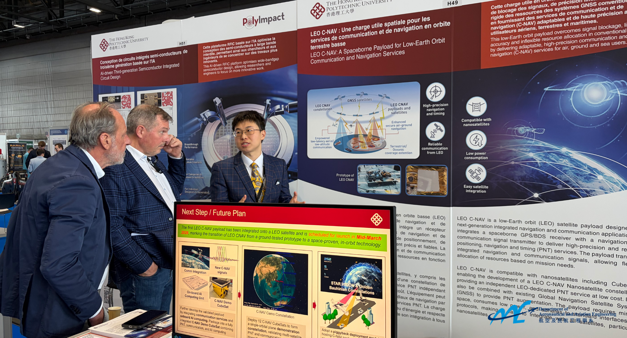 Visitors show interest in the development and the application of LEO CNAV.