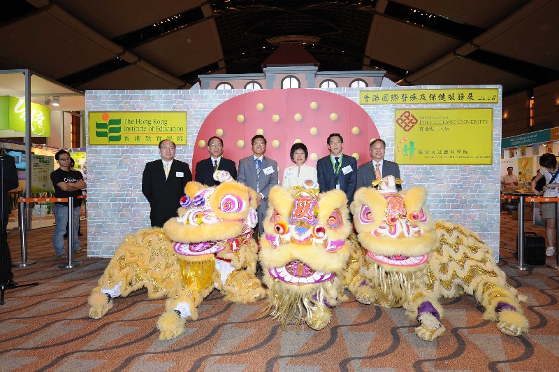 理大联同香港教育学院(香港国际医疗及保健展的另一参展院校)举行两校展览的联合启动仪式。主礼嘉宾包括：(左起) 香港教育学院健康教育讲座教授汪国成教授、香港理工大学医疗及社会科学院院长胡志城教授、香港贸易发展局助理总裁叶泽恩先生、香港特别行政区政府食物及卫生局常任秘书长(卫生)李淑仪女士、中央驻港联络办公室教育科技部副部长李凌先生及香港教育学院行政副校长蒙灿先生。