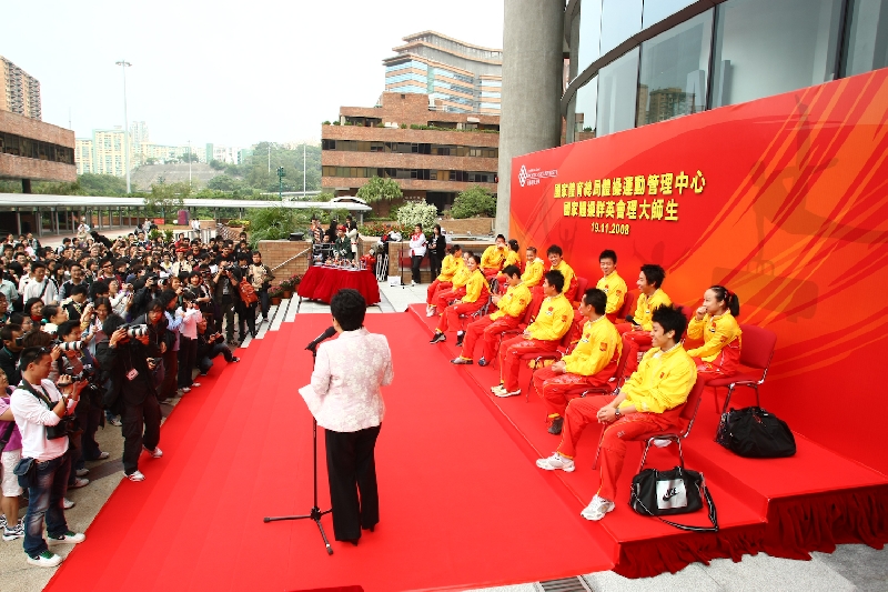 理大师生向十多位运动员提问，反应非常踊跃。