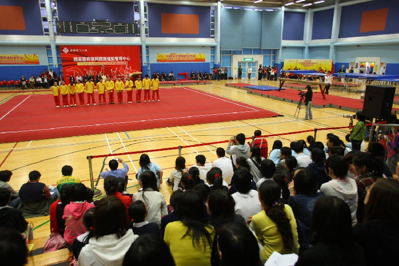 运动员在‘友谊汇演’中精彩的演出博得全场观众的掌声。