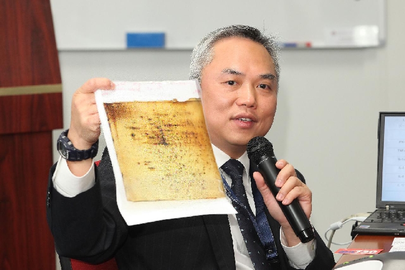 理大應用生物及化學科技學系盧俊立教授展示「白細胞的雙向泳圖譜」，研究員透過該實驗室技術，發現青口油可減少與炎症症狀有關的蛋白質之間的合成。