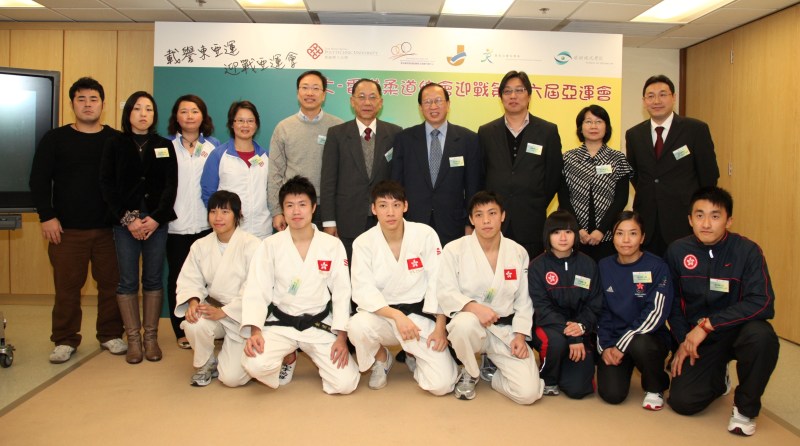 出席活动的嘉宾及运动员包括：（第二排左三起）理大康复治疗科学系助理教授符少娥博士、理大康复治疗科学系系主任陈智轩教授、理大医疗及社会科学院院长胡志城教授、中国香港柔道总会会长贝钧奇先生、中国香港柔道总会主席黄宝基先生、理大眼科视光学院学院主任林小燕教授、理大眼科视光学院伍尚舜博士、（第一排左二）香港2009东亚运动会柔道男子55公斤金牌得主余建霆先生
