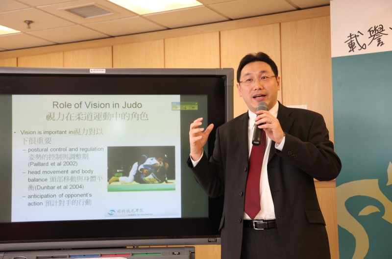 理大眼科视光学院伍尚舜博士介绍为运动员提供的视觉检查项目。