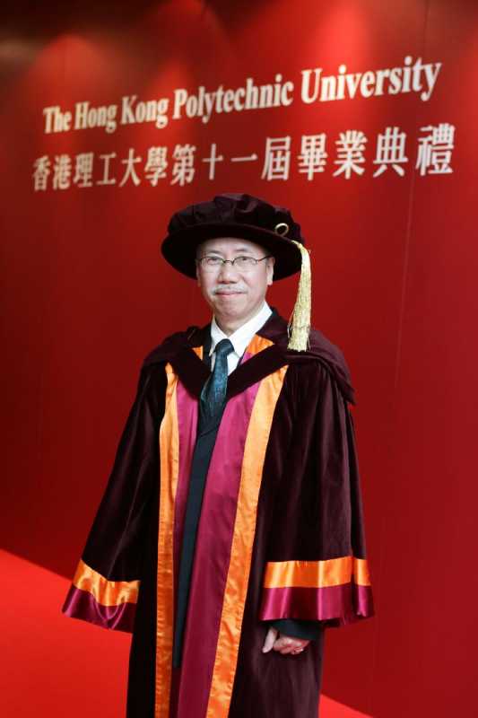 獲頒授榮譽設計學博士學位的靳埭強先生。