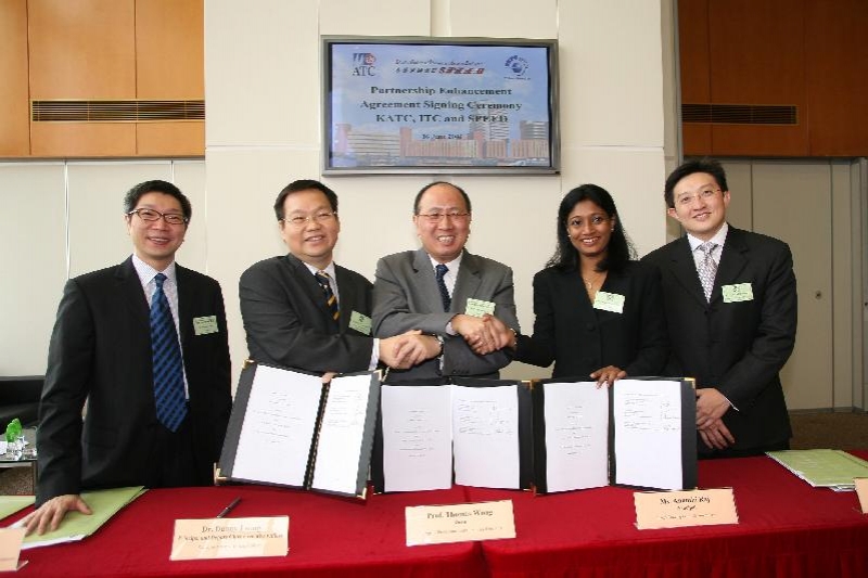 (左起)专业进修学院院长陈淑燊博士、Danny Choong Ewe Leong博士、汪国成教授、Ananthi Durai Raj女士及KATC香港区营运主管Kevin Leong Weng Onn先生期望这三方合作计划，为同学带来最大的裨益。