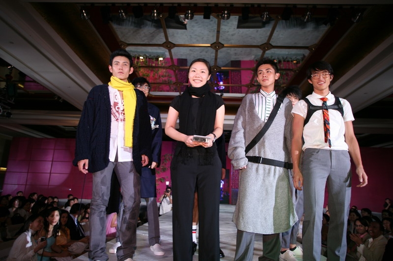 董倩雯同學憑其主題為「香港製造」的設計獲得五個獎項，分別為全場總冠軍、最佳服裝系列配飾獎、最佳男士服裝獎、遊學丹麥獎學金及最具前途青年設計師獎（第三名）。