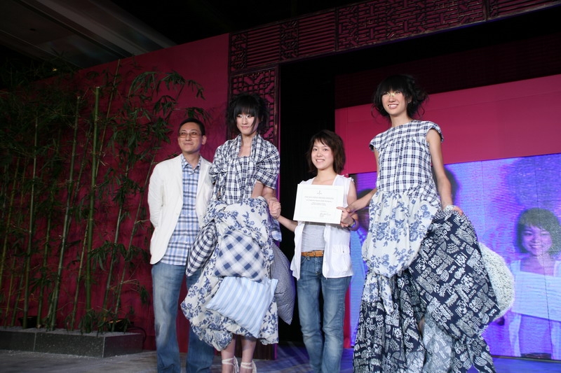 著名時裝設計師馬偉明先生頒發香港時裝設計師協會最佳創意獎予陳嬿婷同學。