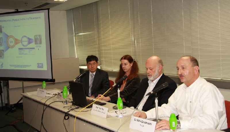 （左起）理大土木及结构工程学系副教授林嘉仕博士、理大土地测量及地理资讯学系副教授Janet Nichol 博士、英属哥伦比亚大学 Tim Oke 教授、美国太空总署地球科学部高级科研人员 Dale Quattrochi 博士于简介会上讲解‘城市热岛效应’的成因及发表研究报告。