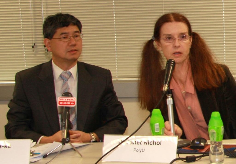 Janet Nichol 博士（右）与林嘉仕博士总结香港热岛效应强度的考察结果。