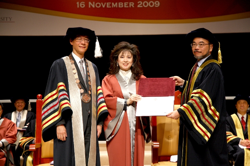  	劉陳小寶太平紳士獲頒大學院士榮銜。