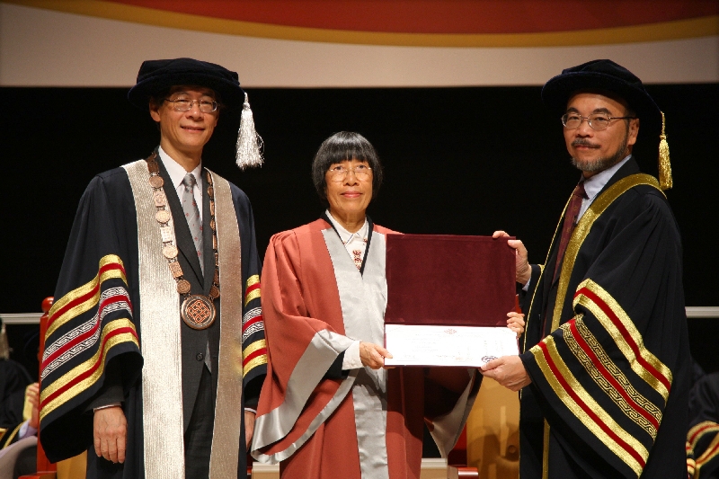 李樂詩博士獲頒大學院士榮銜。