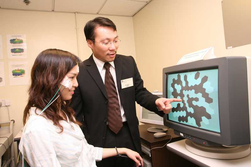 陈浩龙博士示范检查青光眼新枝术