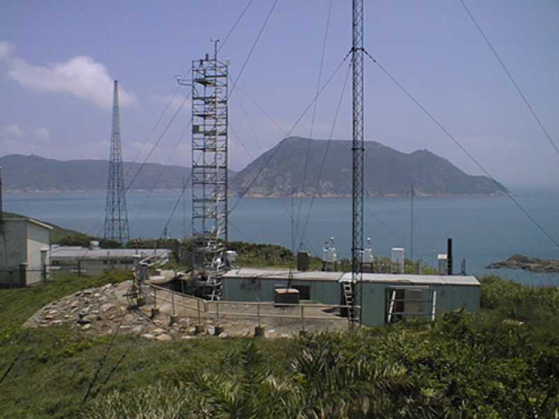 及他主管設於港島南端鶴咀的大氣層化學監測站。