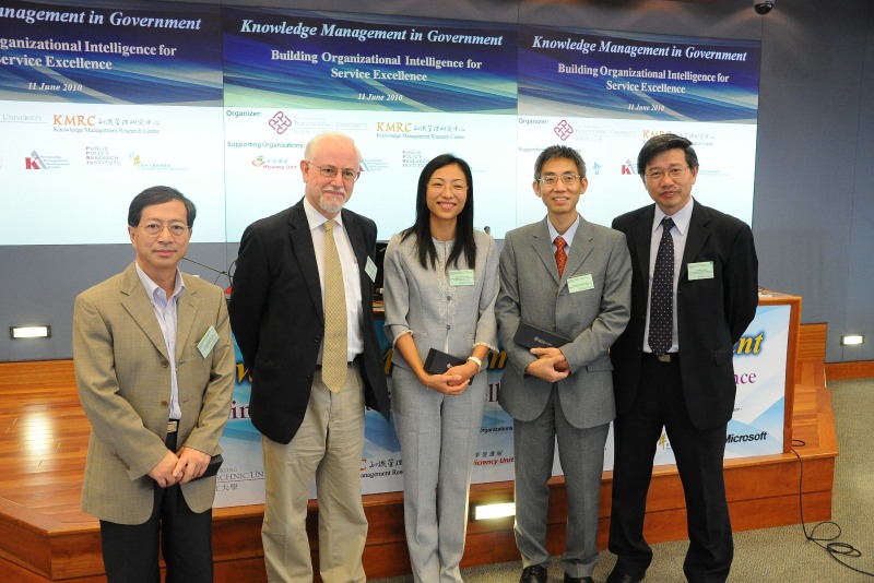 文孝忠教授（右）與香港政府部門的演講嘉賓合照