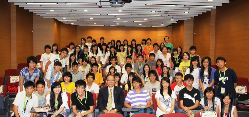 理大医疗及社会科学院院长胡志城教授（第一排左四）欢迎学生参与FHSS Mini-U 计划。