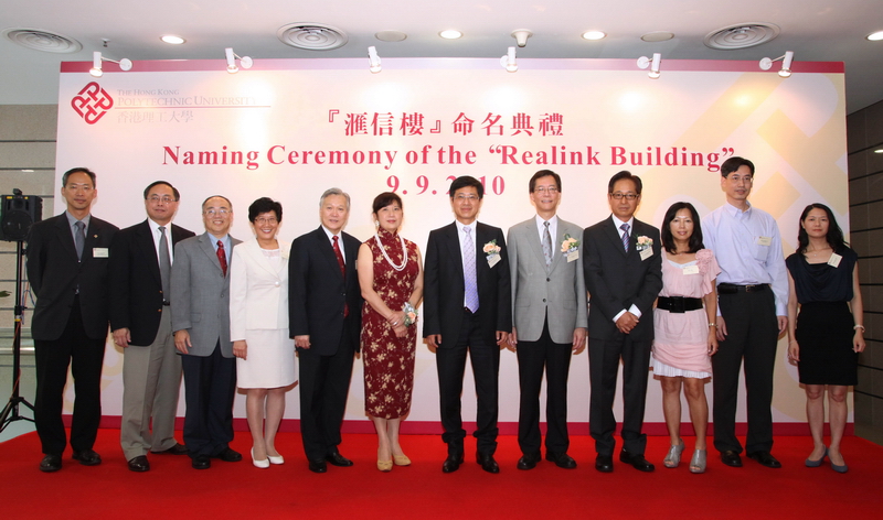 出席‘汇信楼’命名典礼的嘉宾还包括丘华有先生的家人。