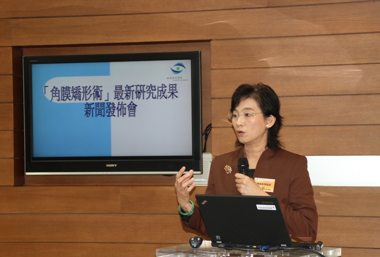 理大眼科視光學院曹黃惠華教授領導的研究證實「角膜矯形術」在矯正視力的同時，能有效控制近視，減慢其加深速度。