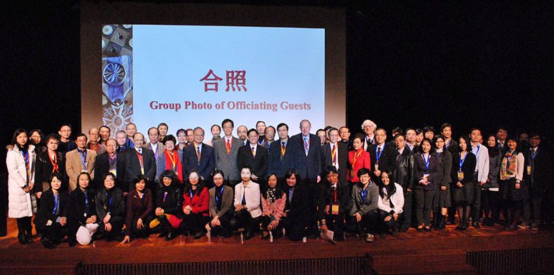在紀念任劍輝女士百年誕辰粵劇藝術國際研討會上，主禮嘉賓與一眾來自海外、內地及香港的粵劇學者合照。