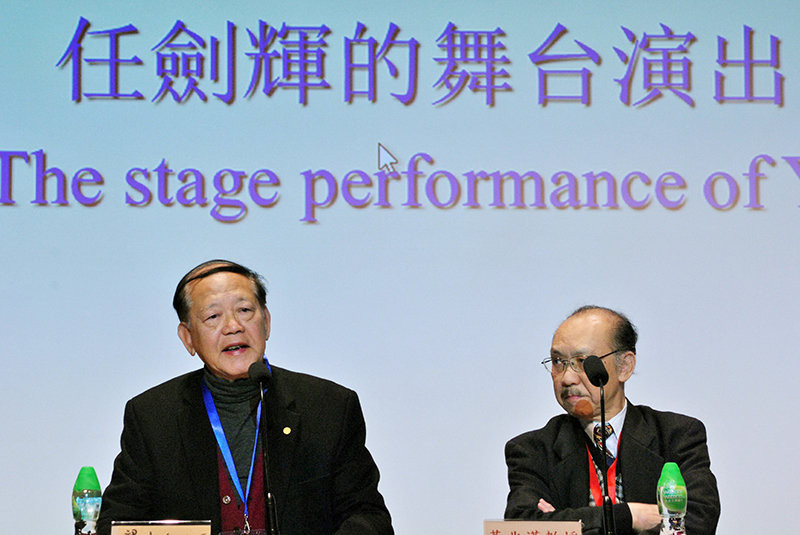 主題演講講者為梁沛錦教授（左）與任劍輝研究計劃主席黃兆漢教授（右）。