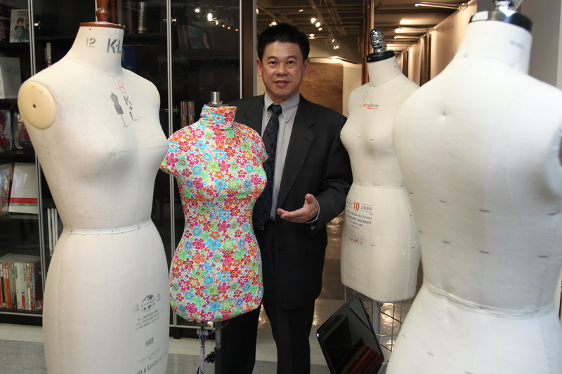 理大紡織及製衣學系副教授陳志駒博士指出，「i.Dummy」（穿碎花布的人體模型）的獨特之處在於其體型調節是三維（3D）的，「i.Dummy」的寬度、厚度和長度能同時自動改變。