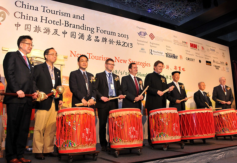 “中国旅游及中国酒店品牌论坛 2013”开幕典礼由吕志和博士（右三）、贵马田先生（右四）、杨伟雄先生（左二），及田桂成教授（左一）联袂主持。