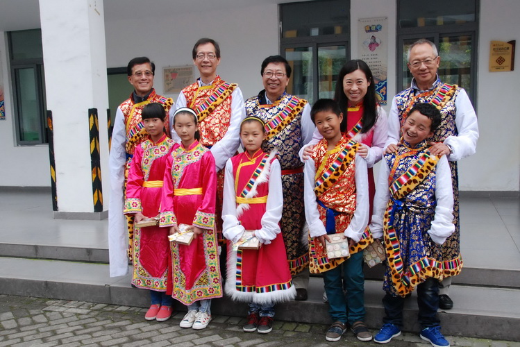 理大高层代表团访问四川，成员包括唐伟章教授（后左二）、锺志平教授（后右一）、樊绍基教授（后中）、彭赞荣教授（后左一）和周雯玲女士（后右二）等。