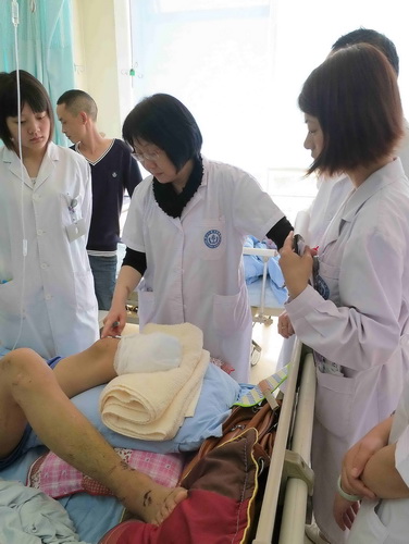 李曾慧平教授（中）于本月上旬前往四川探望地震中截肢的伤者，并为当地的医护人员提供灾后处理复康者的培训工作。