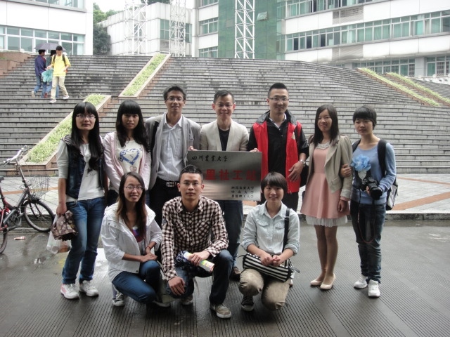 沈文伟博士（后中）在芦山地震后，联系四川农业大学社工系取得灾区情况的第一手资料，并前赴四川提供协助救灾的支援工作。