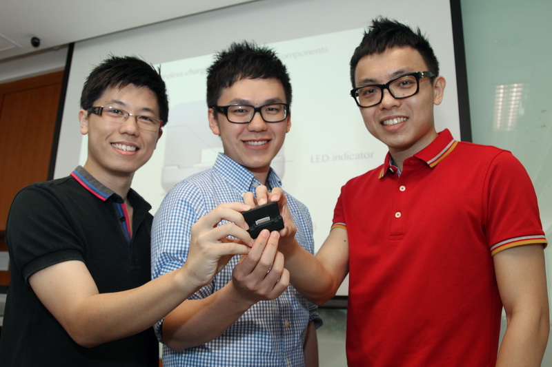 理大工业及系统工程学系学生（左起）陈卓希、陈庆燊及张淦斌会以外型轻巧的快速充电装置“蜂鸟”，参加“国际学生创新挑战赛2013”准决赛。