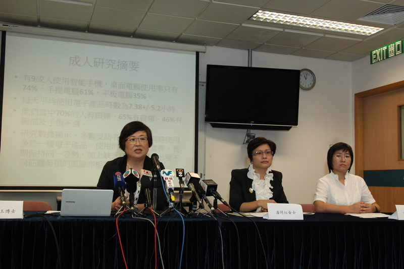 (由左至右)司徒佩玉博士、潘綺紅女士、陳娜智女士一同發表學童使用電子產品研究報告、解釋對身體的影響以及資深物理治療師經驗分享