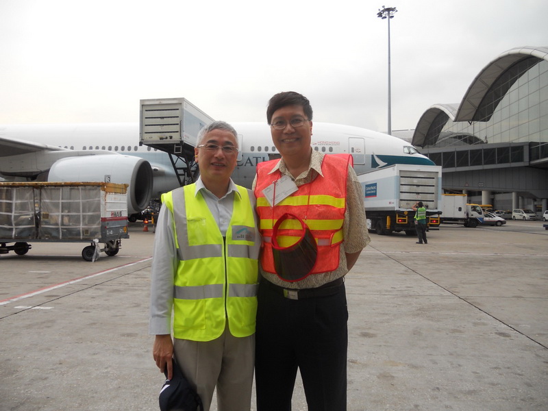 Prof. Albert Chan (right) with Mr Lawrence Law of the Airport Authority