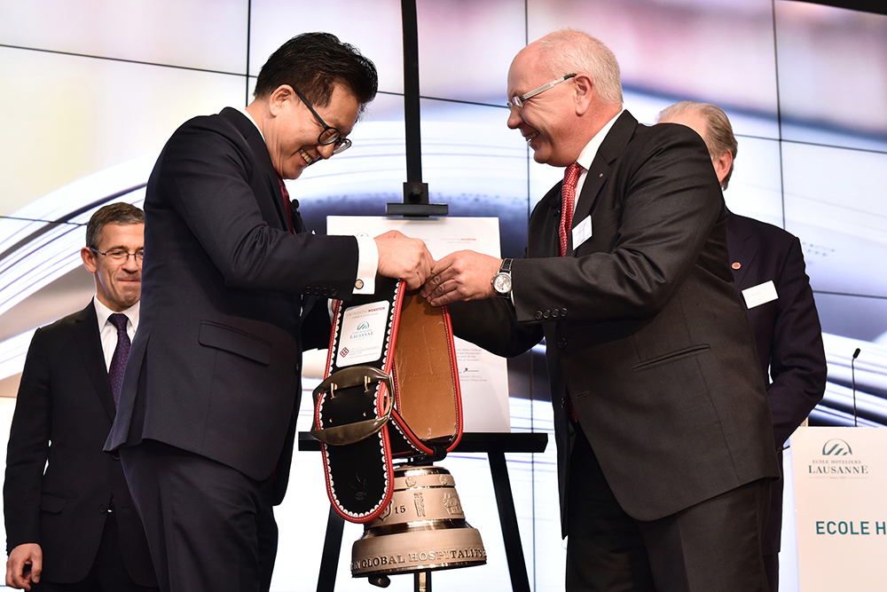 Prof. Kaye Chon receiving a souvenir from Prof. Michel Rochat