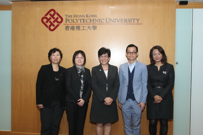 （左起）李斯儉博士、李曾慧平教授、阮曾媛琪教授、沈文偉博士及羅璇博士於新聞發佈會上合照。