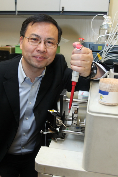 Dr. Yao demonstrated the application of wooden toothpicks in drug analysis. 