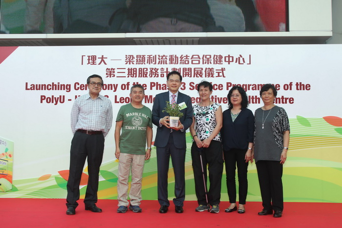 長者代表致送紀品予大鴻輝慈善基金主席梁紹鴻博士(左三)