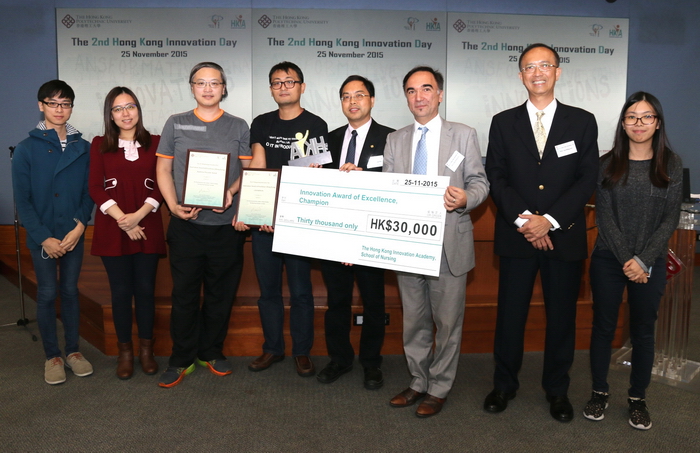 冠軍隊伍、莫禮士教授及徐明心教授拍照留念