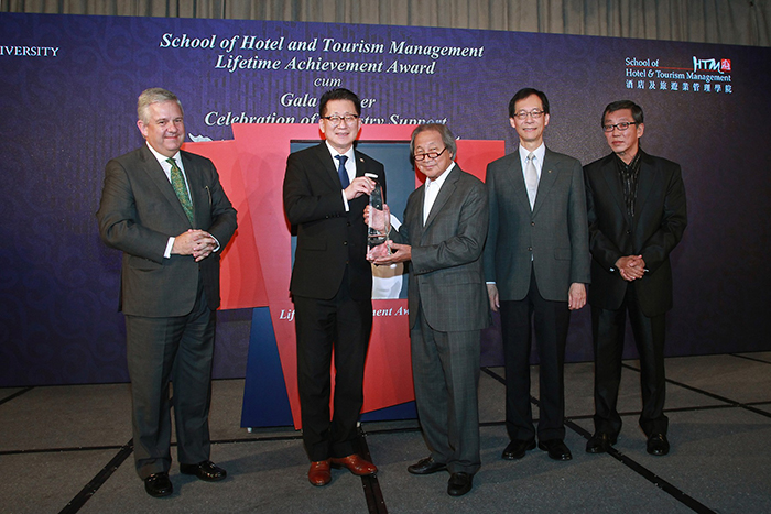 Mr Adrian Zecha (middle) receiving the award from Dean Kaye Chon (second from left). 