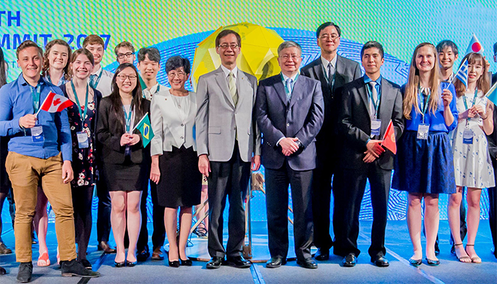 一众嘉宾主持「全球青年领袖学院」开幕礼:  (由右五起)   •	理大协理副校长（本科生课程）石丹理教授 •	美国史丹福大学商学研究院营运、资讯及科技Thoma教授李效良教授 •	理大校长唐伟章教授 •	理大副校长（学生及环球事务）阮曾媛琪教授