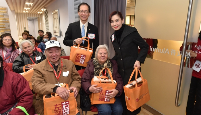 唐伟章教授、邝美云小姐向受惠人士赠送礼物包。