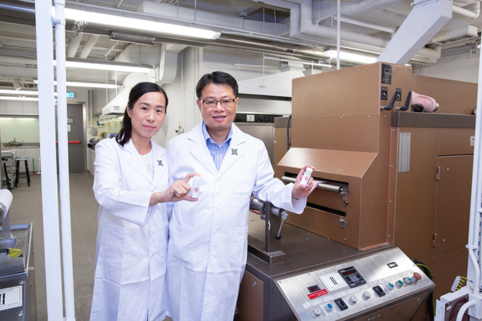 Dr KAN Chi-wai (right) and his team at the Institute of Textiles and Clothing receive TechConnect Global Innovation Award for having developed “low cost flame retardant treatment for cotton with co-catalyst system” 