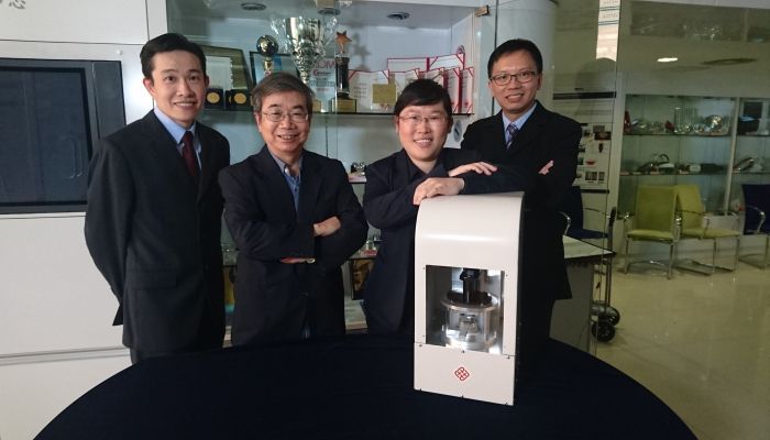 Professor LEE Wing Bun and Dr LI Lihua (second and third from left) with research team members 