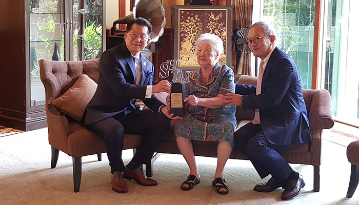 Dean of SHTM Professor Kaye Chon (left) presented the SHTM Lifetime Achievement Award to Thanpuying Chanut Piyaoui (middle) in the presence of her son Mr Chanin Donavanik (right).